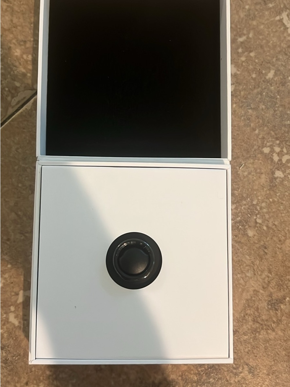 Oura Smart Ring Gen3 in Gloss Black - Picture 4 of 9